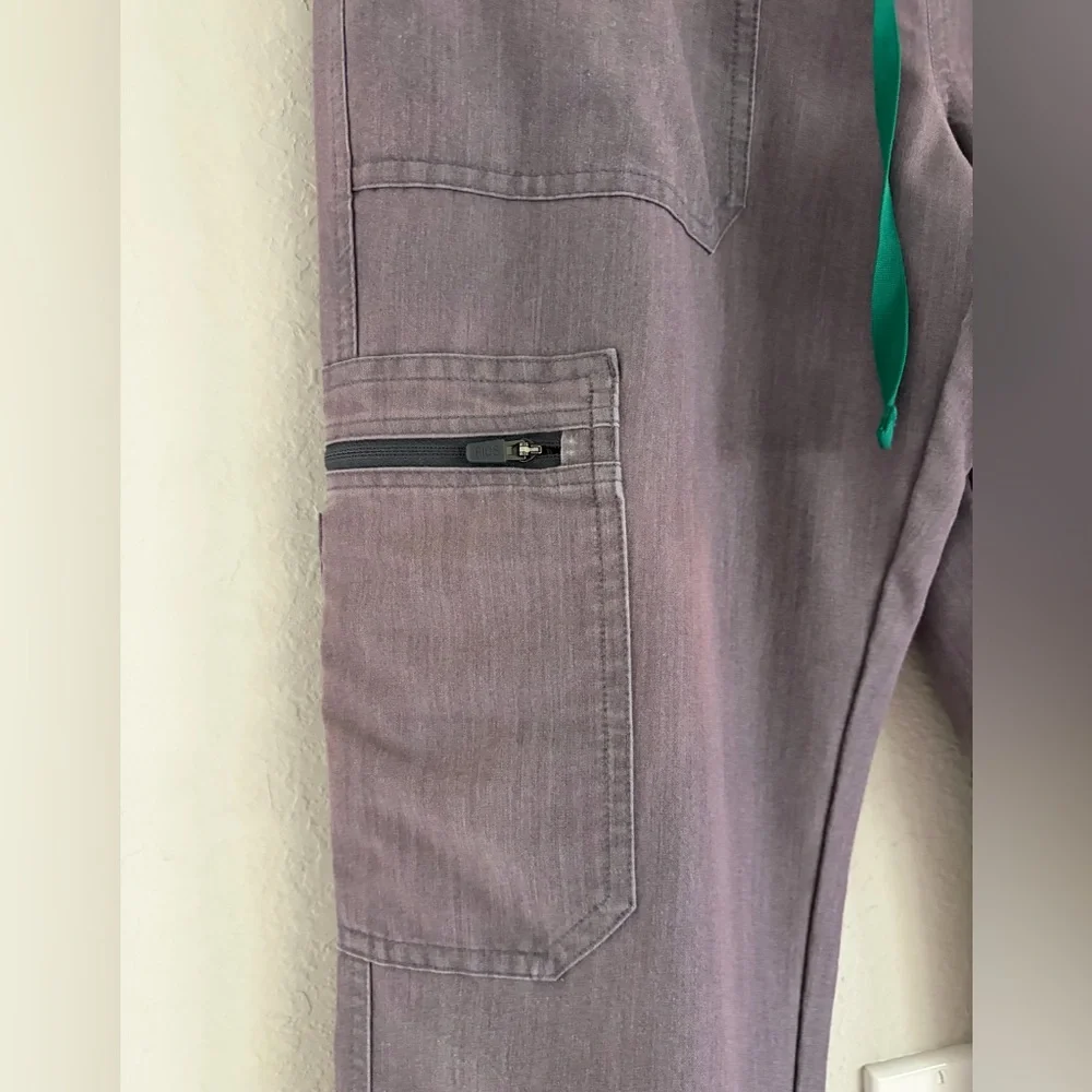 FIGS Men's Cairo Cargo Scrub Pants Gray Multi-Pockets Straight Leg Size Medium